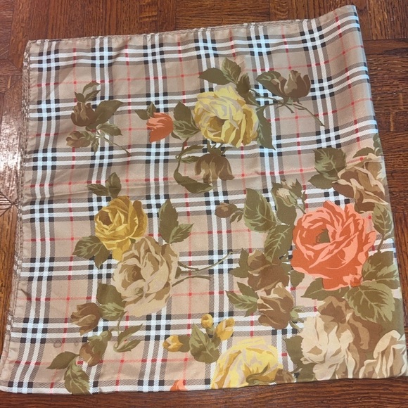 Burberrys Floral Plaid Scarf Limited Edition
Floral Print SILK - Picture 5 of 6